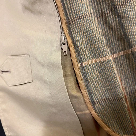 Burberry vintage trench coat- EUC!